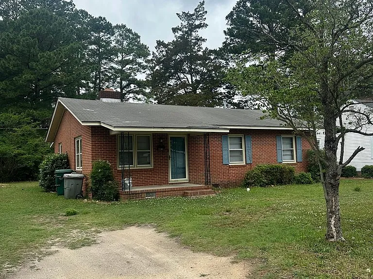 144 N Fairview Cir — Photo 2