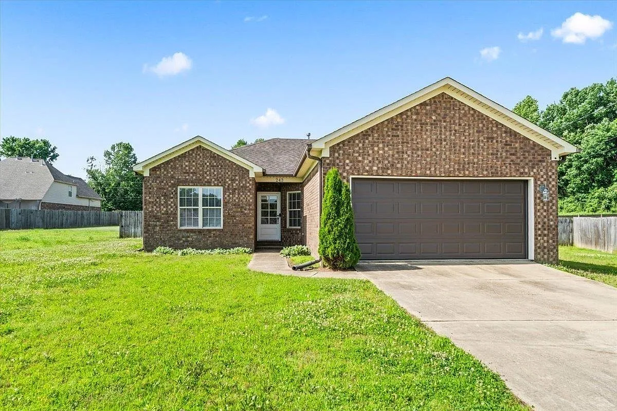 3 bed, 2.0 bath, 1289 sqft, $1,500 — Photo 1