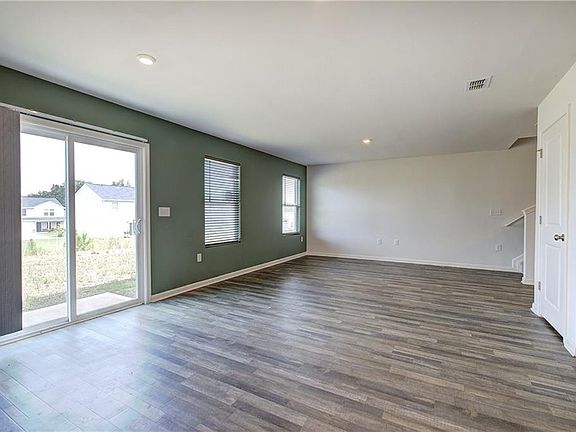 3rd image of 128 Oxford Ln