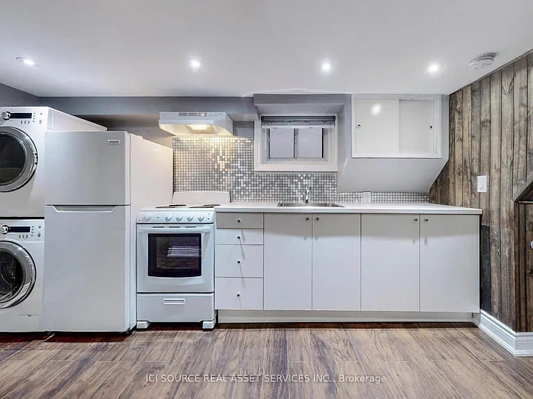 8 Davies Cres #LOWER — Photo 3