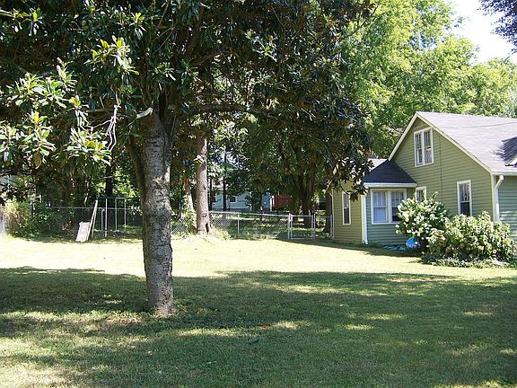 view of side yard w/magnolia