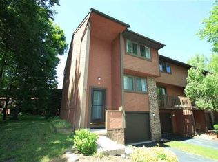 17 Broxbourne Dr, Fairport, NY 14450