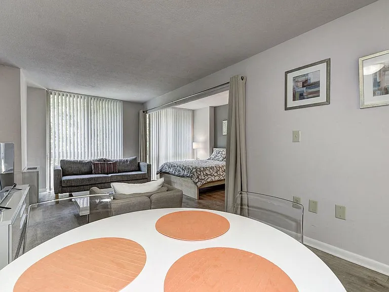 Windsor House Apartments — Photo 10