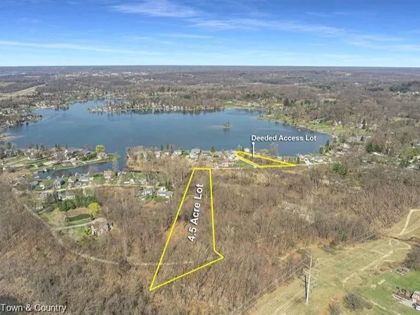 16 Walnut Shores Dr, Fenton, MI 48430