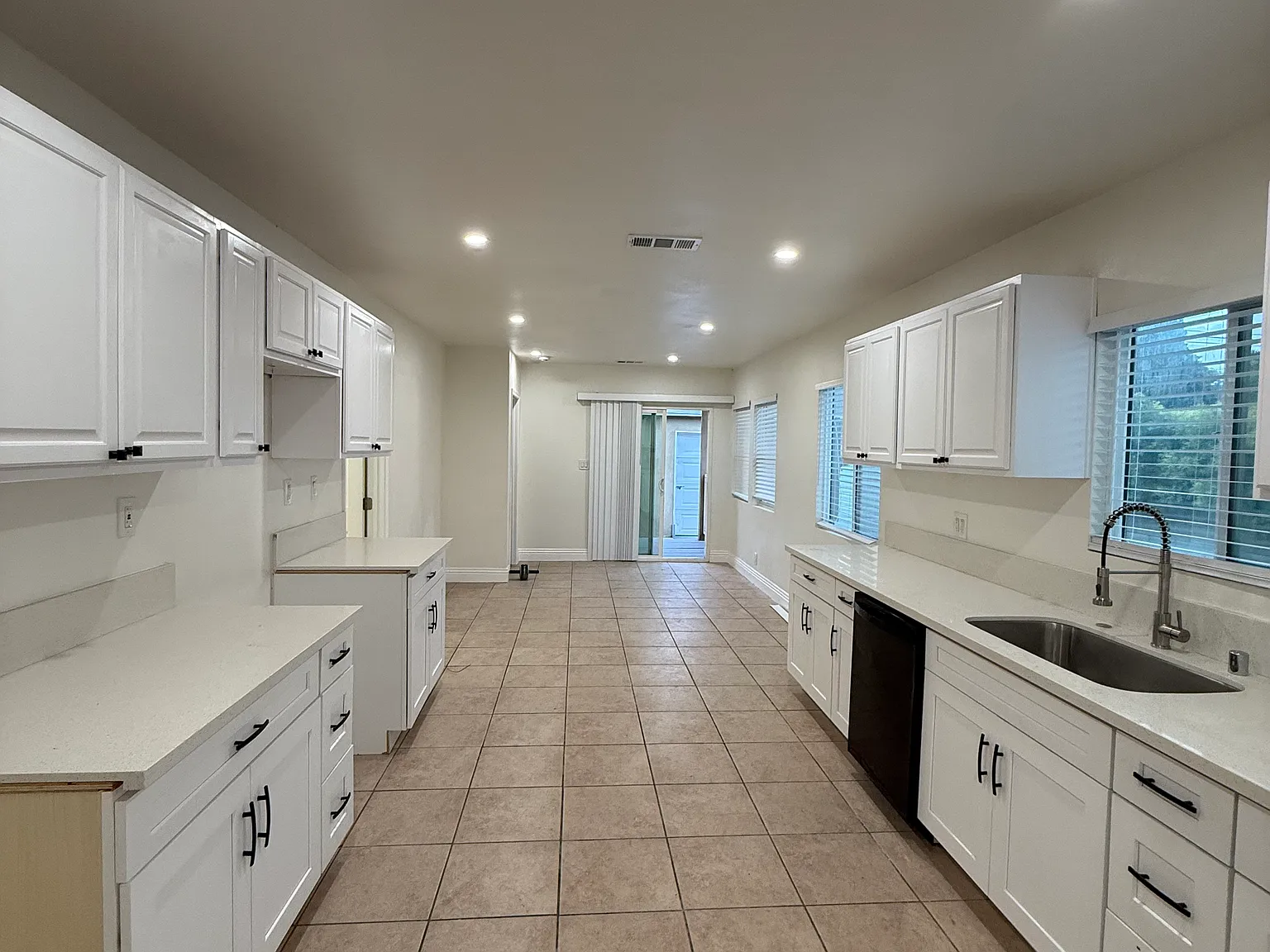 3 bed, 1392 sqft, $3,850 — Photo 4