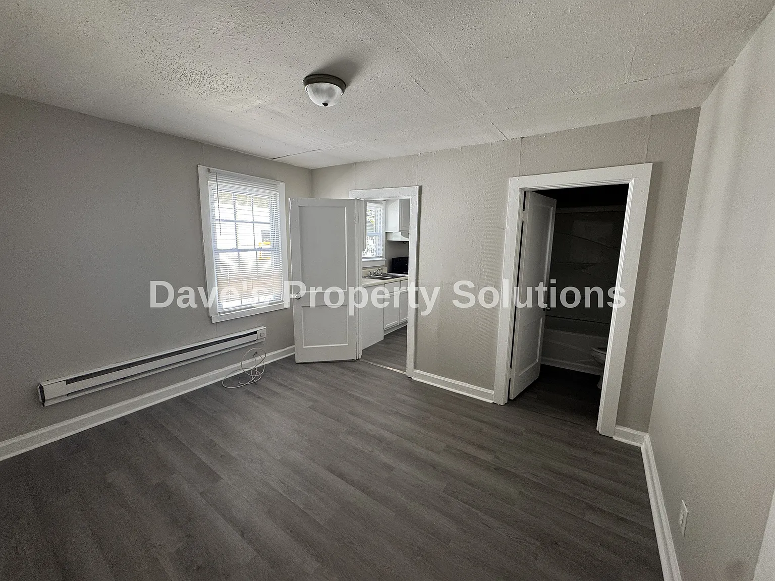 1007 Logan St — Photo 4
