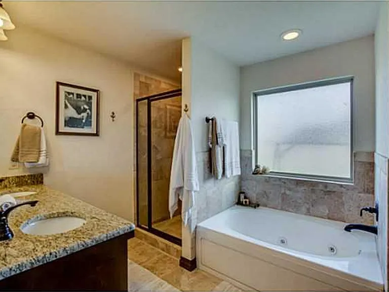 860 SW 10th St — Photo 10
