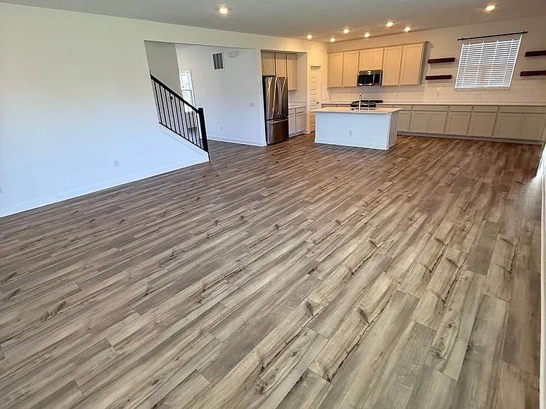 1046 Elmwood Ln — Photo 6
