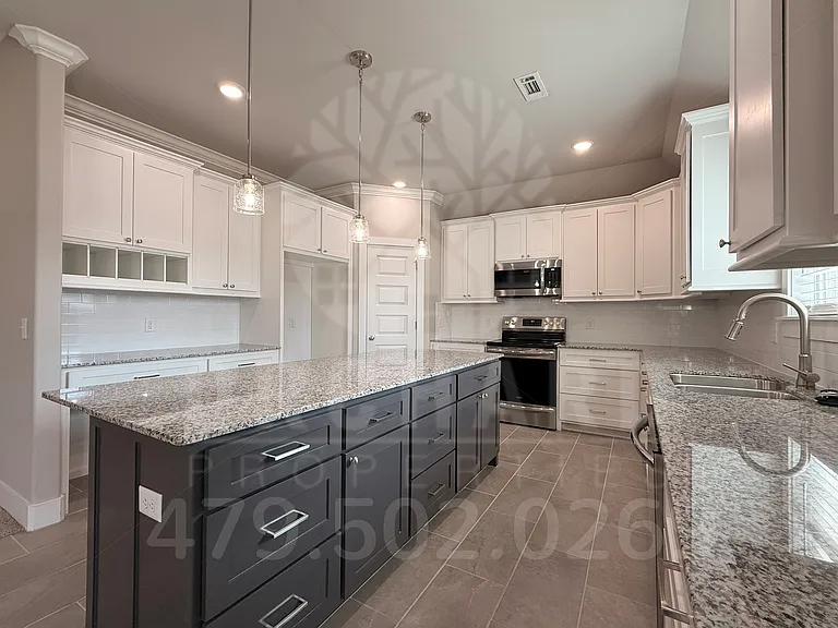 941 Madden St — Photo 2