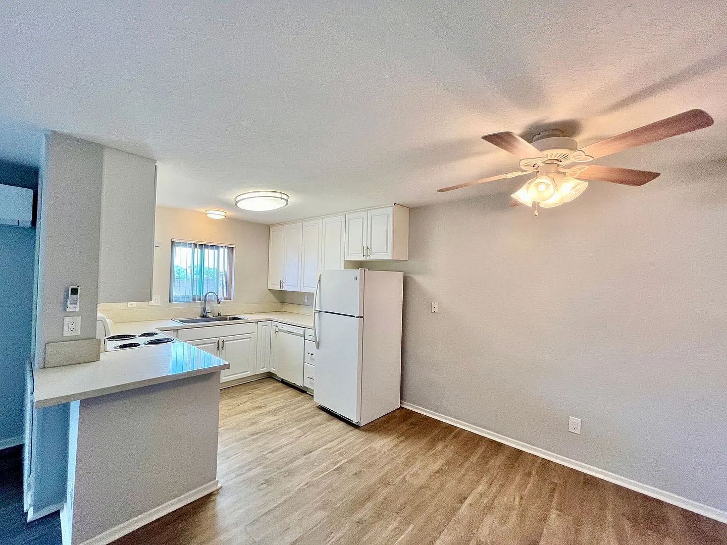 Spacious 2bd/2bth Upstairs Apartment in Clairemont - Off Street Parking, Extra Storage, A/C, Grea... — Photo 4