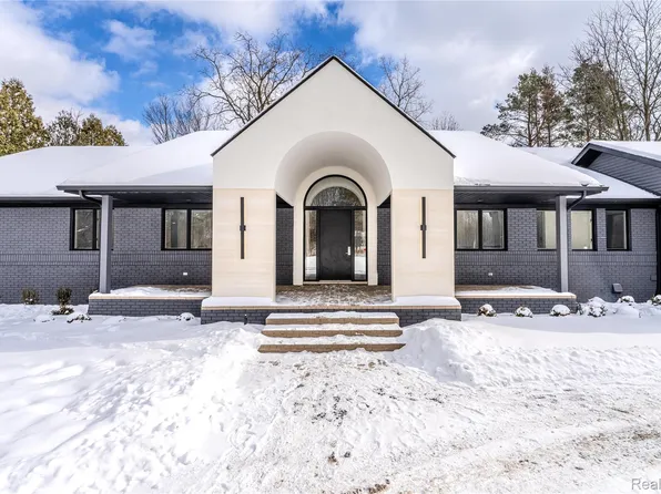 22959 Bristol Ct, Bingham Farms, MI 48025