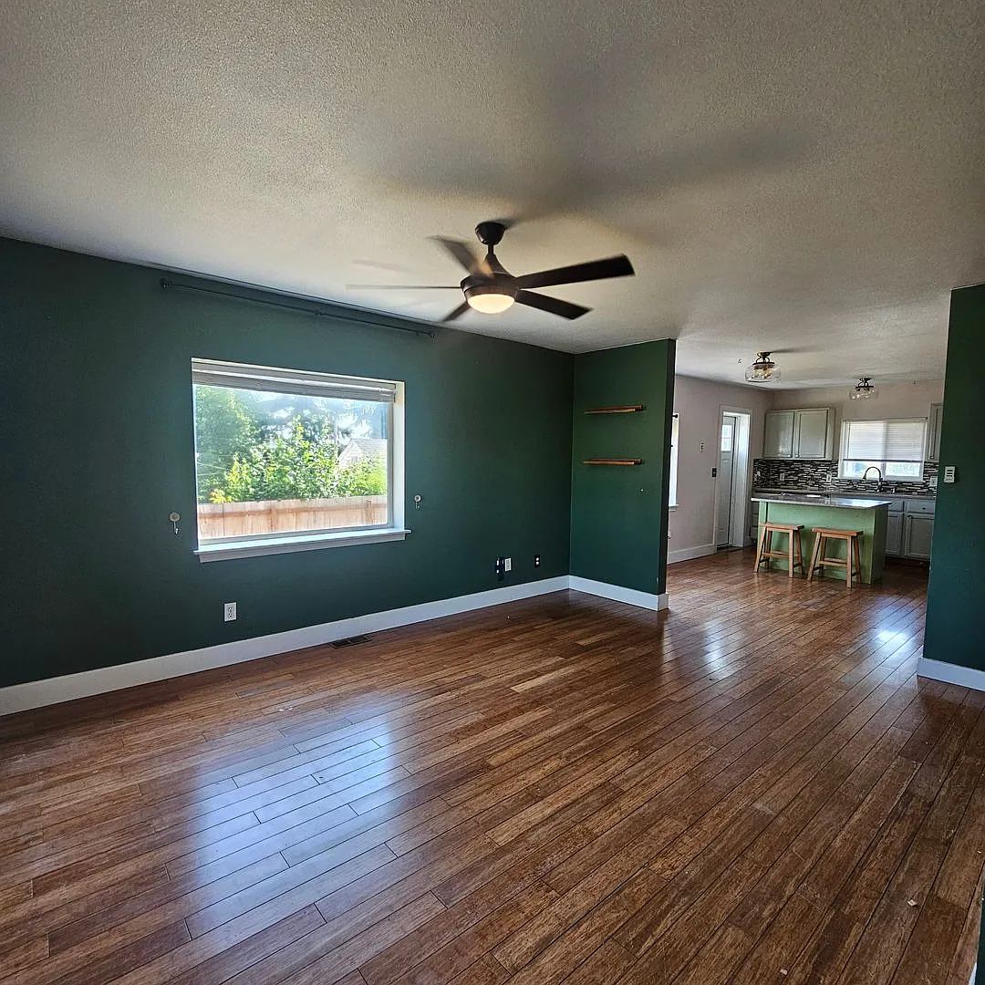 Comfortable 3-Bedroom, 2-Bath Lower Unit with Fully Fenced Yard in West Bremerton — Photo 2