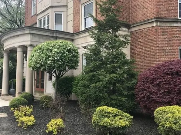 13800 Fairhill Rd APT 517, Shaker Heights, OH 44120