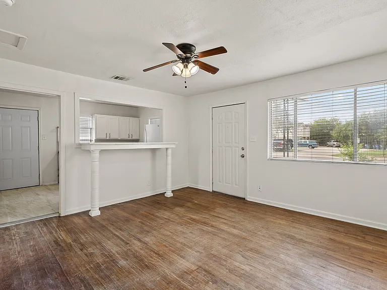759 Avondale Ave #759 — Photo 5
