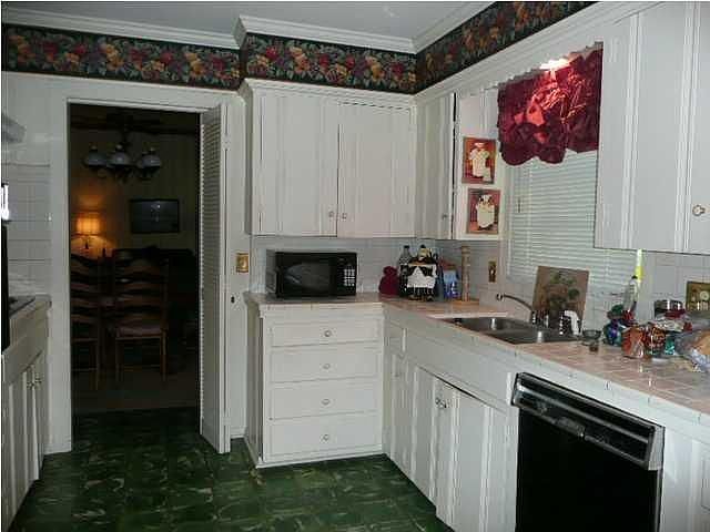 2nd image of 602 White Oak Dr