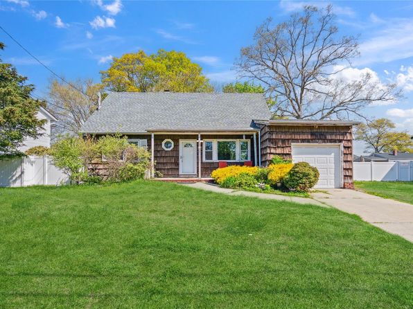149 Le Grand St, Brentwood, NY 11717