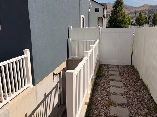 4459 E Pine Hollow Dr, Eagle Mountain, UT 84005