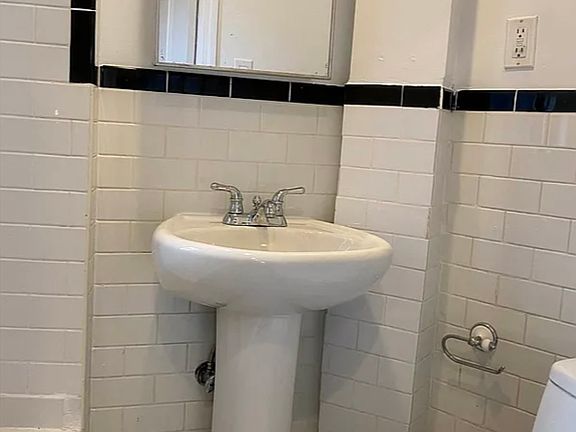 5th image of 159 Christopher St APT 11