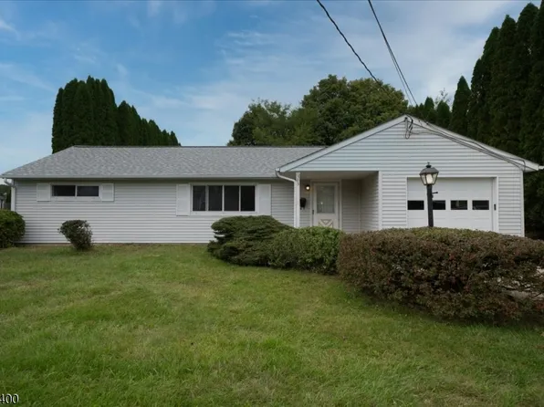 303 Carol Dr, Hackettstown Town, NJ 07840