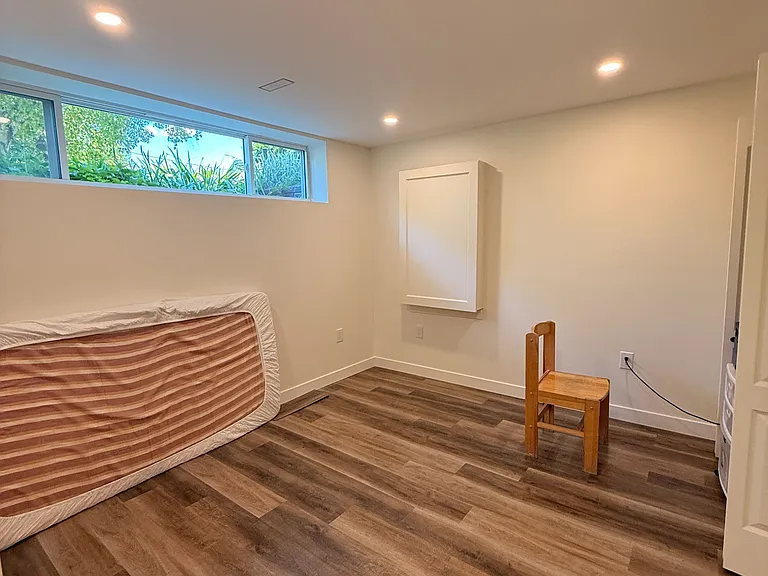 31 Brenlyn Ct #LOWER — Photo 11