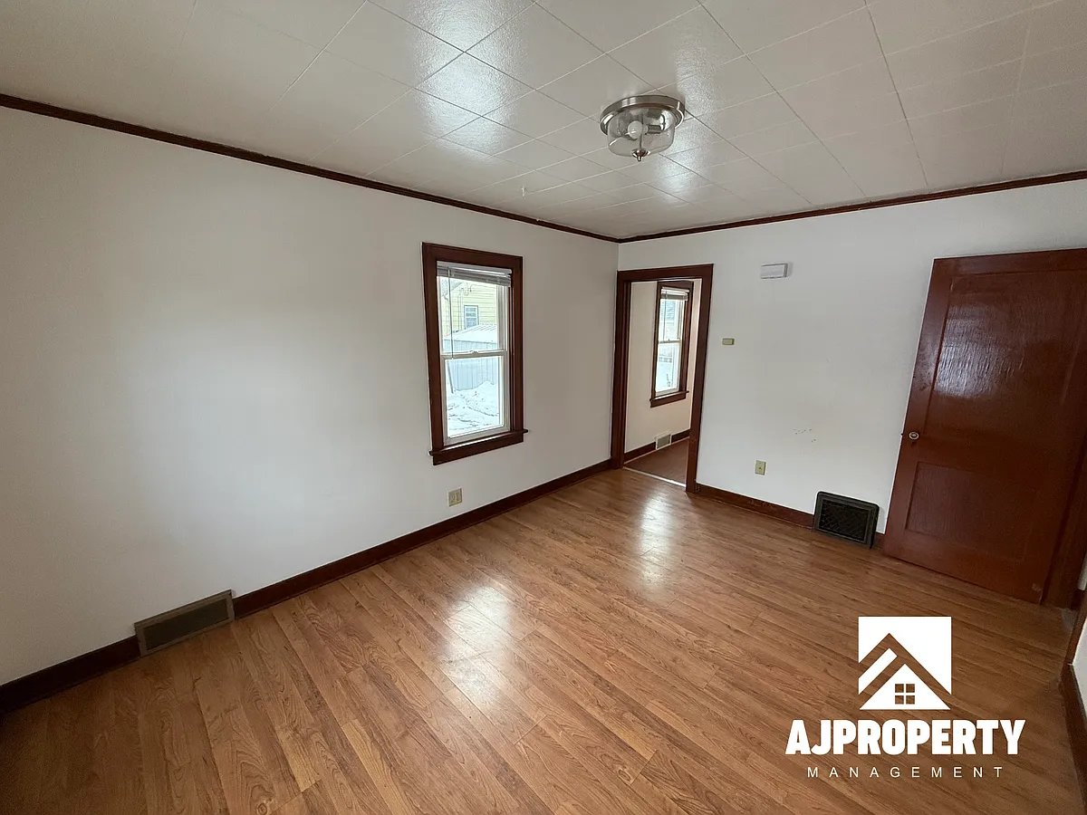 Building Photo - 109 N Wayland Ave #1