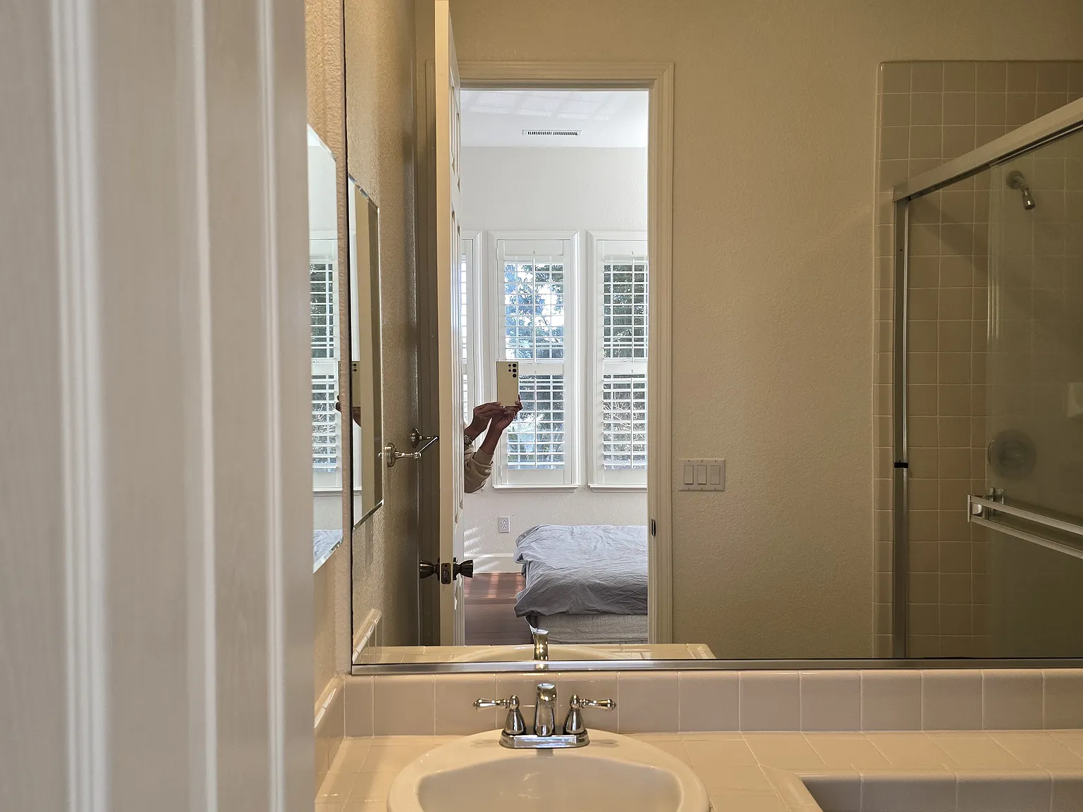 6 bed, 5.5 bath, 4500 sqft, $1,500 — Photo 1
