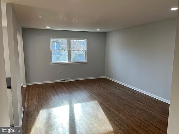 4th image of 724 W Birchtree Ln