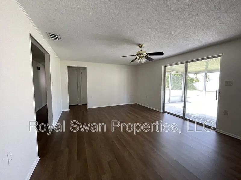 3 bed, 2.0 bath, 1401 sqft, $1,895 — Photo 4