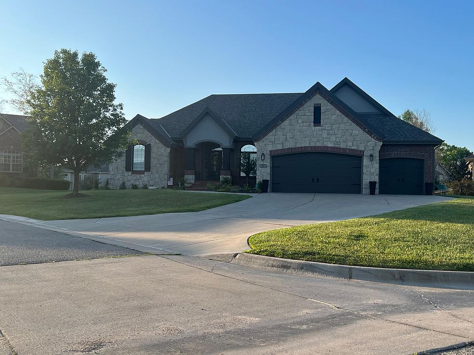 Spacious, modern executive home on cul-de-sac in upscale neighborhood