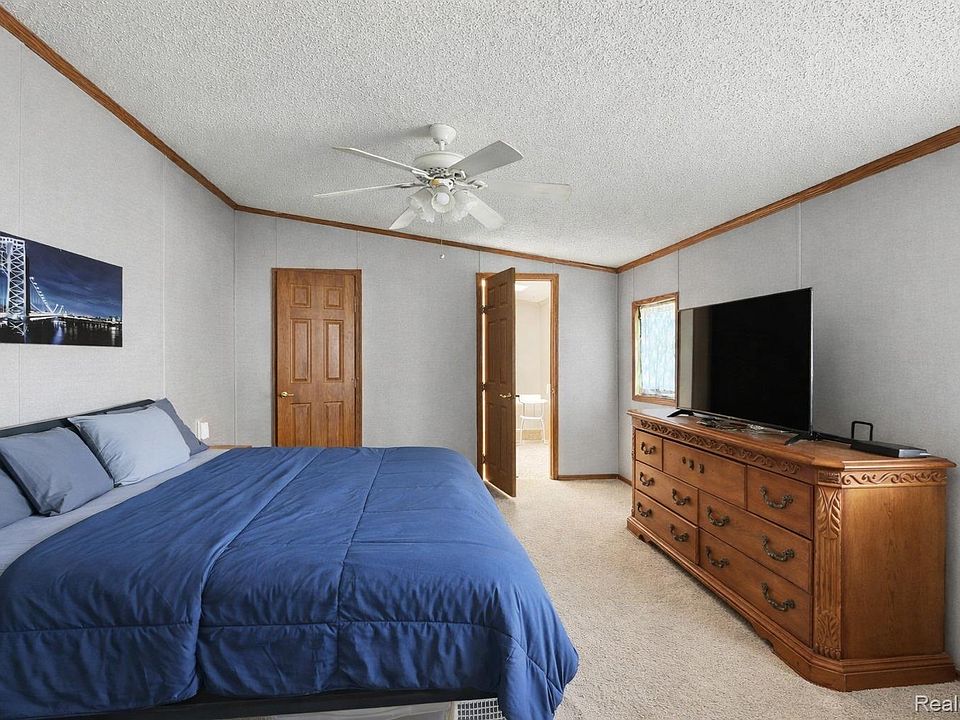 23312 Crystal Dr, photo 10