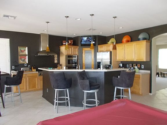 Kitchen entertaining area