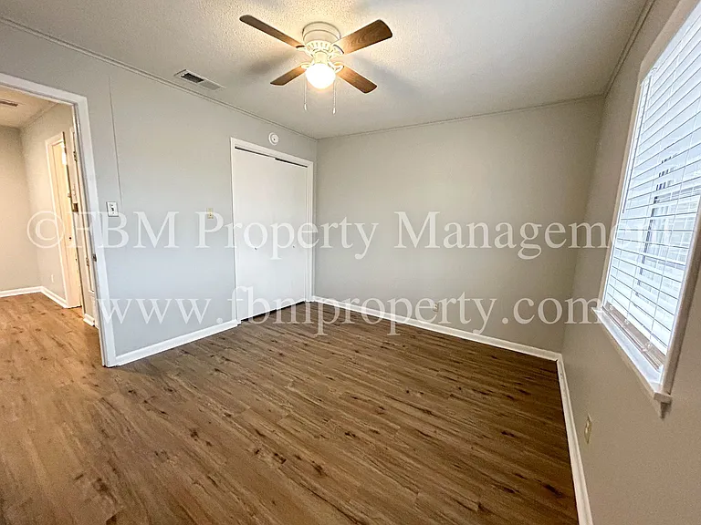 330 W College St #4 — Photo 2