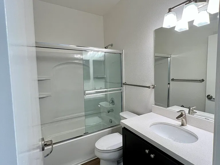 Esposti Park Apartments — Photo 8