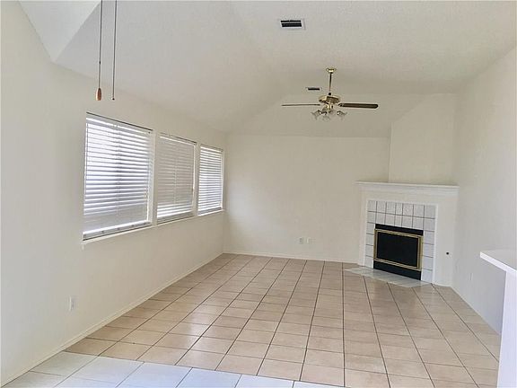 5th image of 829 Bellflower Dr