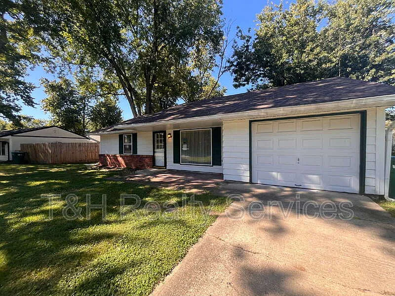 3 bed, 1.0 bath, 1397 sqft, $1,550 — Photo 2