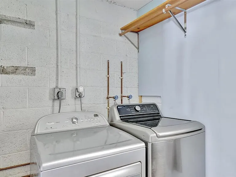 925 NE 25th Ave — Photo 18