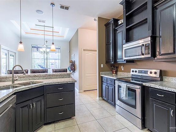 4th image of 718 Barton Dr