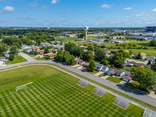 142 S Stadium Dr, Bourbonnais, IL 60914