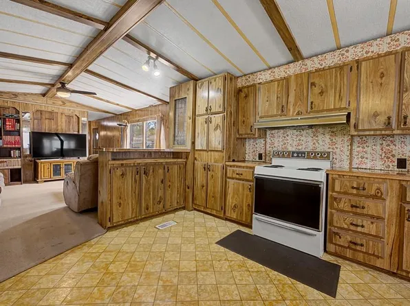 142 Roadrunner Dr, Brookeland, TX 75931