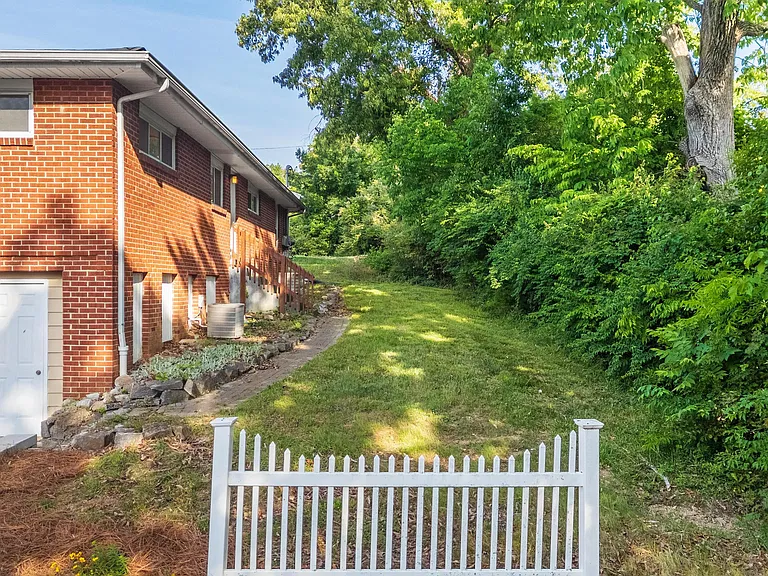 301 Wygoda Cir — Photo 19