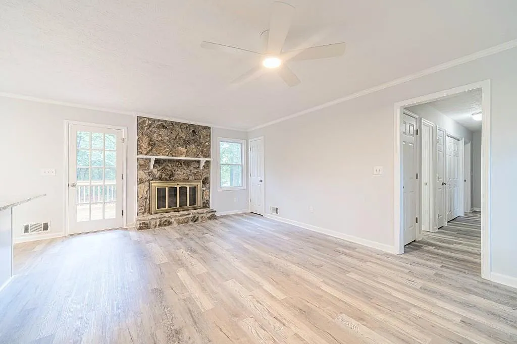 3 bed, 2.0 bath, 1416 sqft, $2,700 — Photo 4