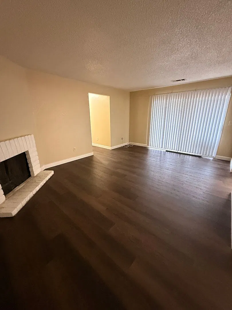 Charming 23BR/2BA Duplex — Photo 3
