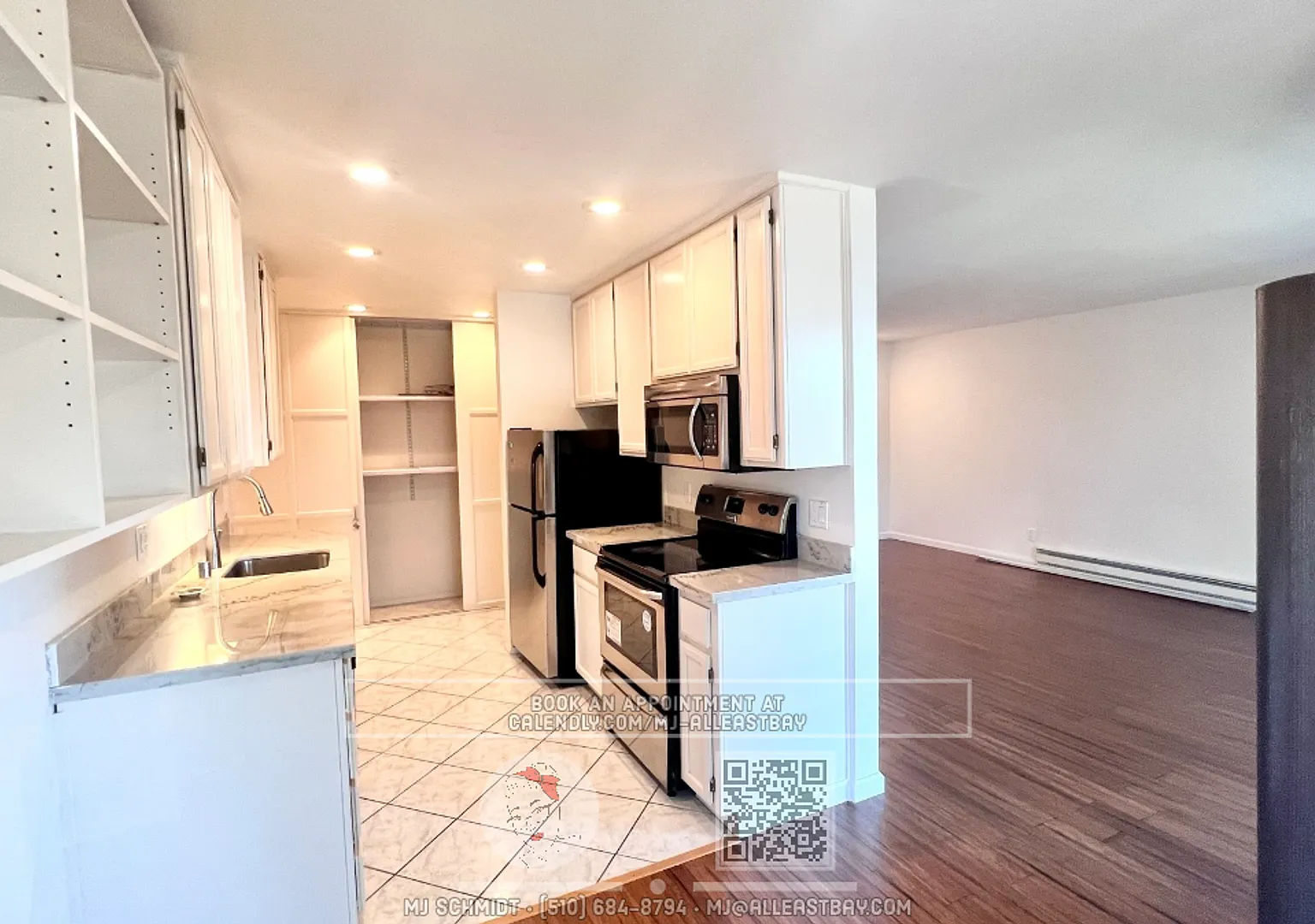 Beautiful large 1 bedroom with Hardwood laminate floors, parking and water view! — Photo 4