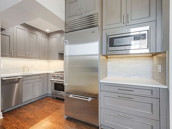 5th image of 240 E 76th St APT 17B