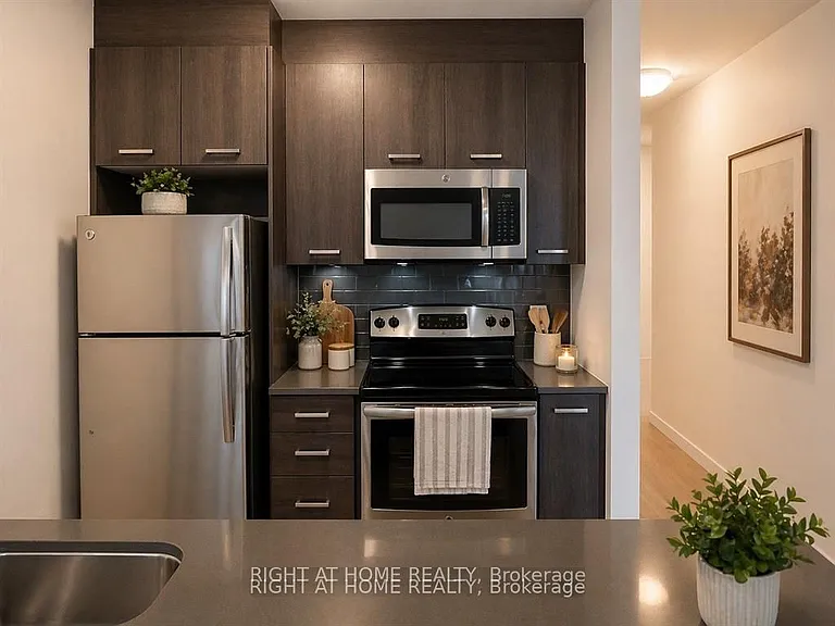 150 Main St W #Penthouse 10 — Photo 4