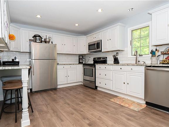 2nd image of 10 Canterbury Ln