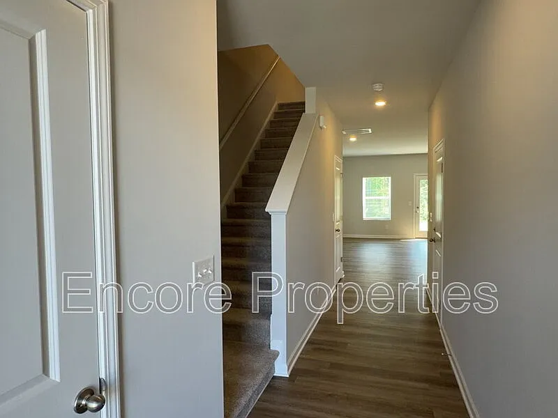 3 bed, 2.5 bath, 1650 sqft, $1,950 — Photo 2