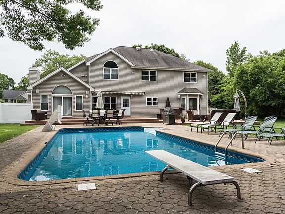 2nd image of 20 Esplanade Dr