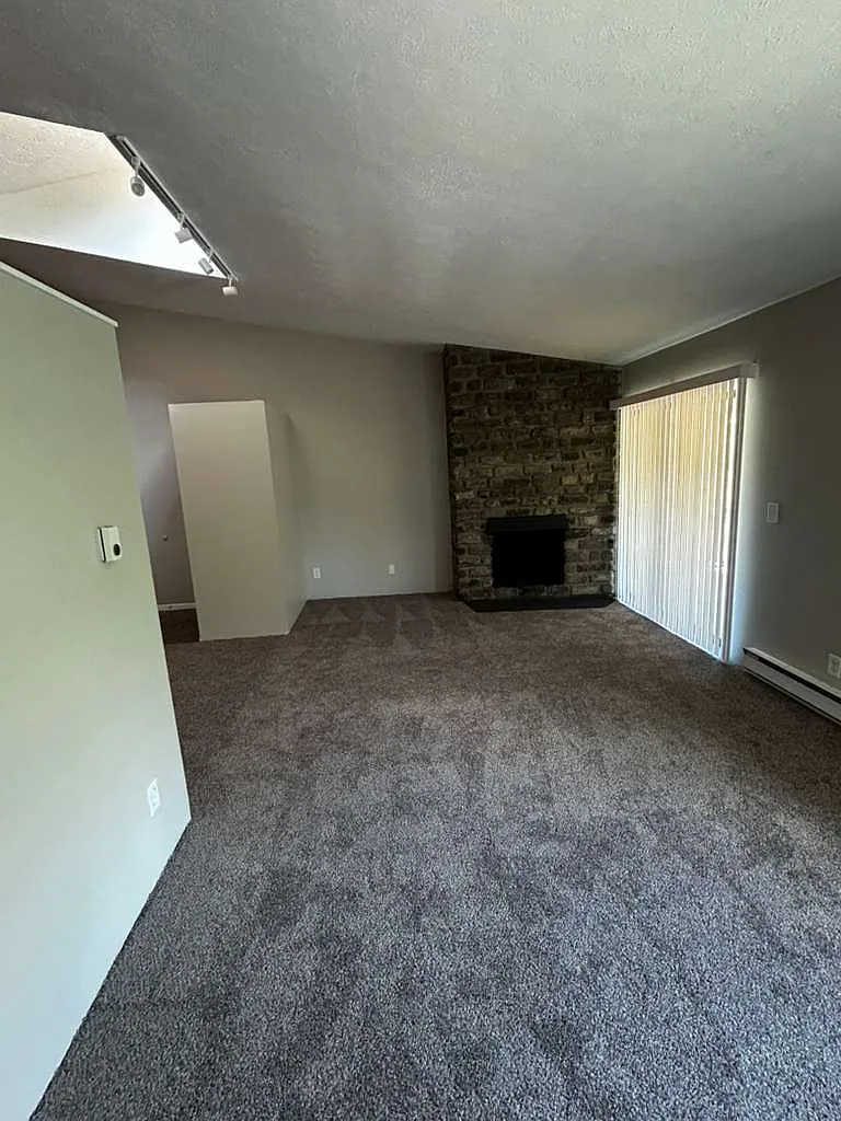 Building Photo - 2587 Lafeuille Ave #45