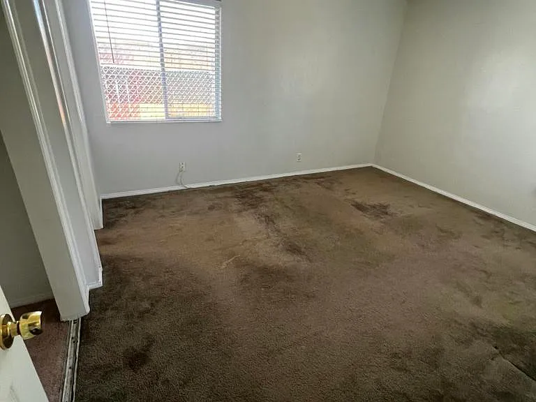 821 E Stroube St — Photo 6